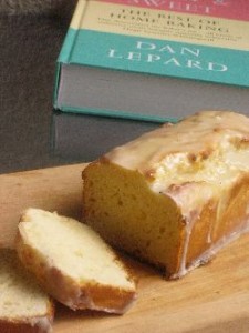 イギリスのレシピ本からレモンバターケーキ。