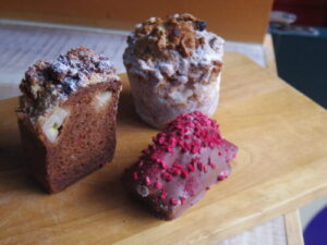 リニューアルしたお菓子屋さんで。