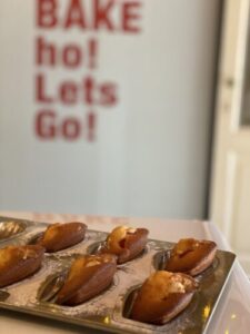 ラズベリーとホワイトチョコのマドレーヌが焼けました。