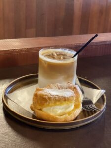 カフェでドーナツ。