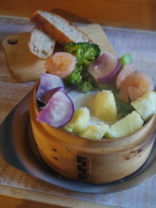 蒸籠でチーズフォンデュ。