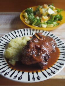 今年は牛テールで赤ワイン煮。